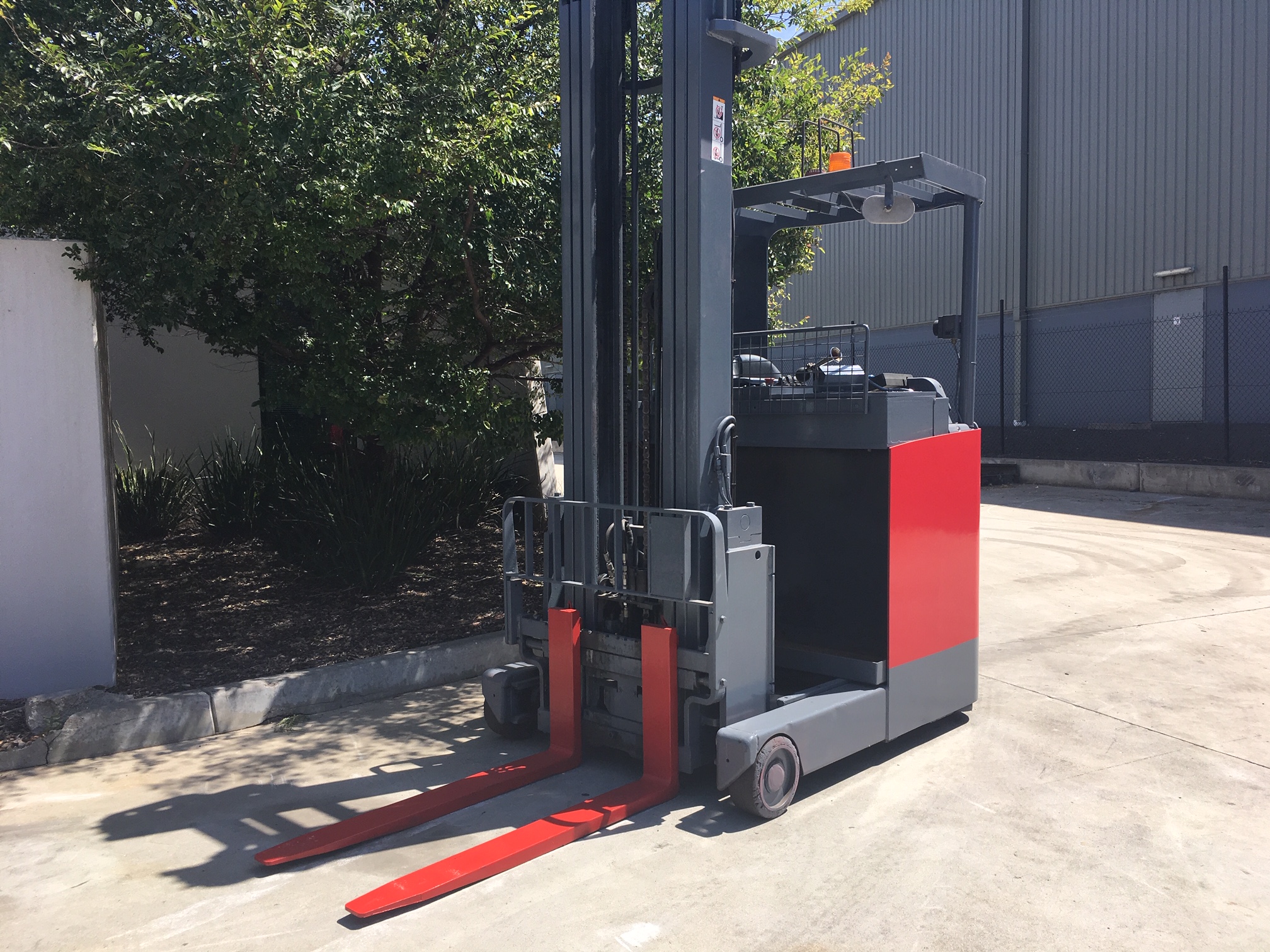 Reach forklift truck